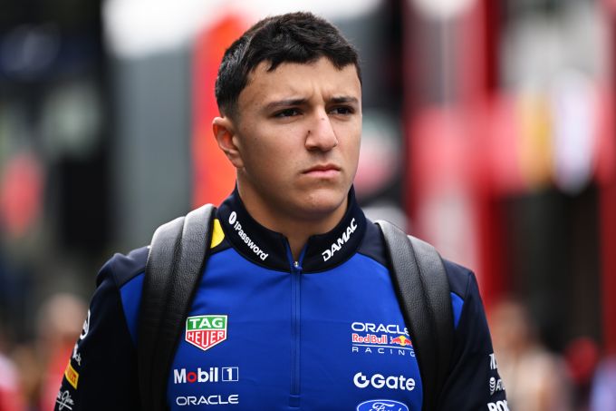 Isack Hadjar nog altijd niet volledig hersteld tijdens Red Bull-comeback in Baku: "Het blijft nog even pijnlijk"