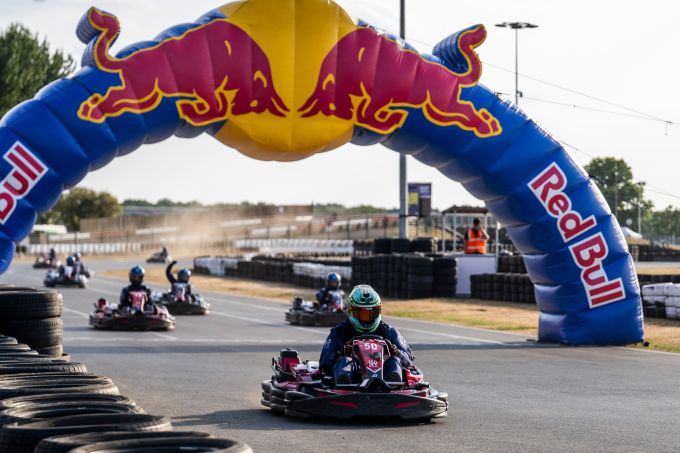 LIVESTREAM: Max Verstappen neemt het op tegen 100 karters tijdens ‘Max vs 100’