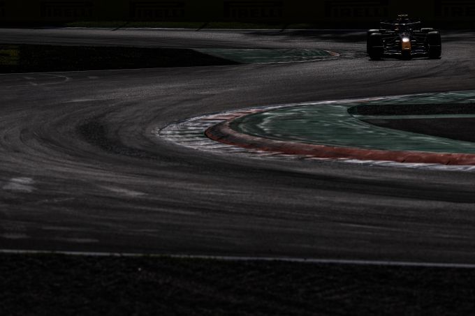 VIDEO: Formule 1 legt GP Italië stil na ernstige crash Charles Leclerc