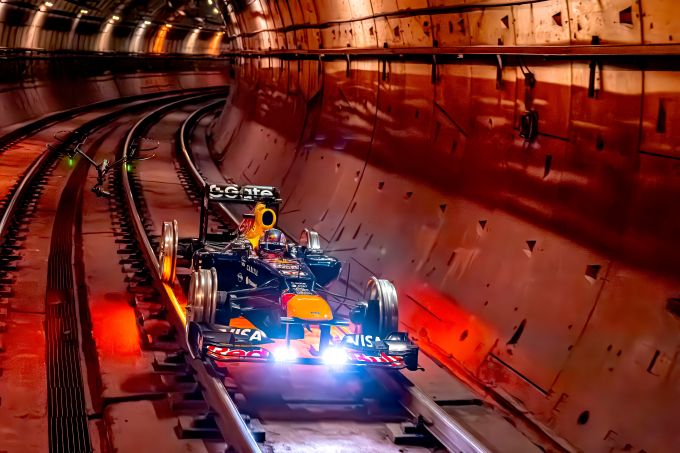 Red Bull Racing scheurde met een Formule 1-auto door de metro: wat vond de coureur achter het stuur ervan?