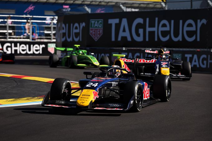 VIDEO: Enorme startcrash F3 zorgt voor gigantische schade op de Madring