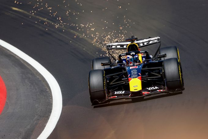 Max Verstappen over zijn trucje: "Als je de auto in het midden houdt, werkt dat hier"