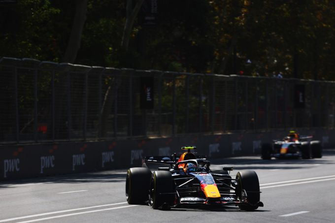 George Russell vernedert concurrentie; Verstappen op teleurstellende P8 en crash voor Antonelli + UITSLAG