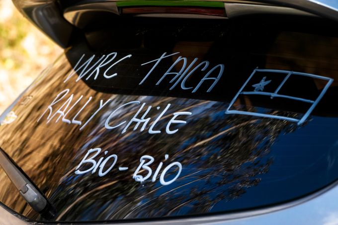 FIA WRC Rally Chile Bio Bio 2026 toeschouwersauto voorruit met opschrift