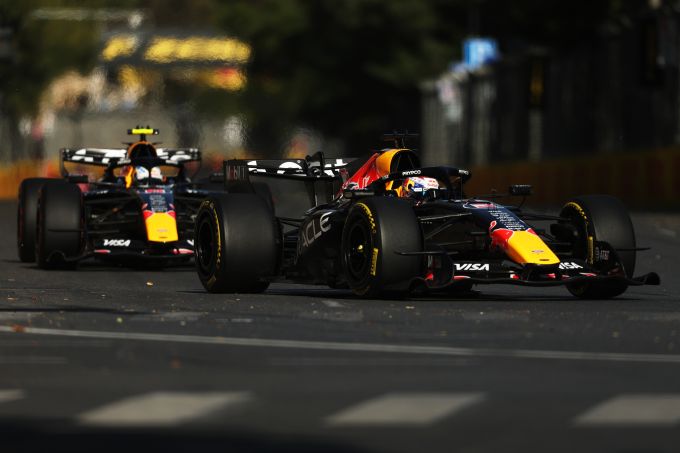 George Russell wint in Bakoe en houdt Max Verstappen een tiende achter zich + UITSLAG