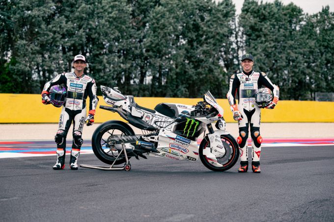FOTO'S speciale LIVERY: Aprilia Racing met de ‘Perla Bianca’-livery geïnspireerd op F1-legende Gilles Villeneuve