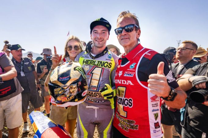 De kersverse wereldkampioen Jeffrey Herlings: "Mijn zesde wereldtitel behalen is iets waar ik heel blij mee ben!"