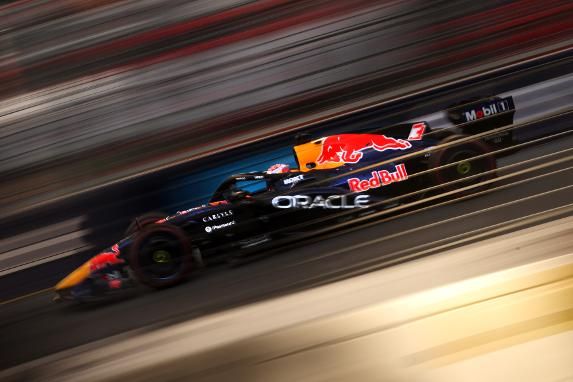 Max Verstappen wijst vermogensprobleem aan in Bakoe