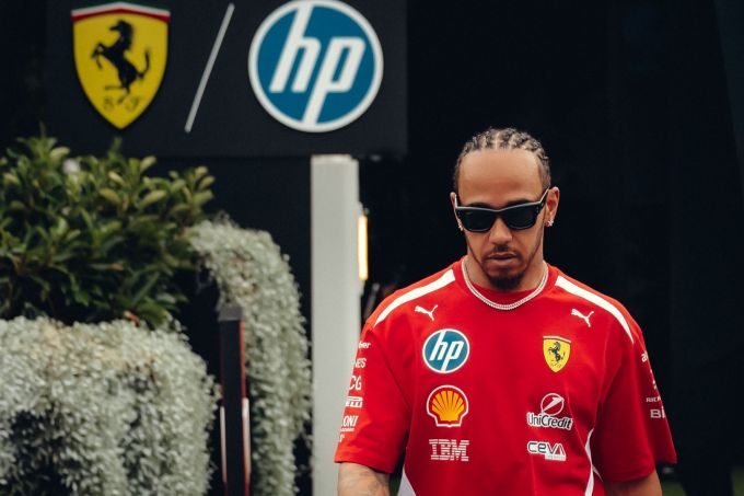 Lewis Hamilton knokt zich naar P3 na rampzalige start op Sepang: "Ik dacht dat de race voorbij was"