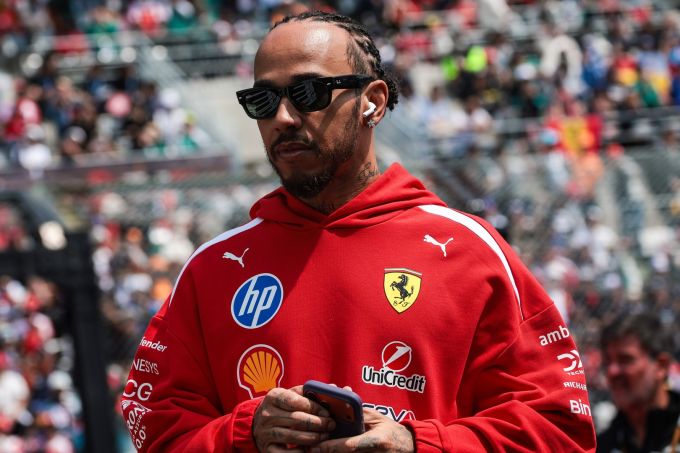 Lewis Hamilton spreekt Max Verstappen tegen na kritiek op asfalt in Austin: "Ik ben 42 en mijn rug is prima"