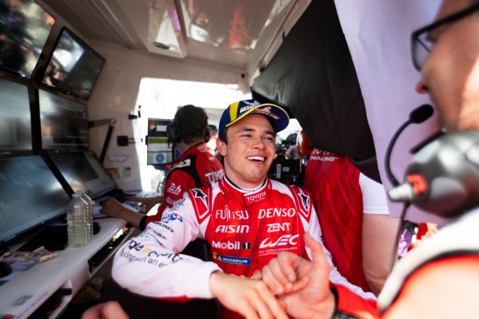 SPECIAL - Nyck de Vries houdt zicht op wereldtitel na tweede plaats in Barcelona; Toyota is de WEC-kampioen 2026