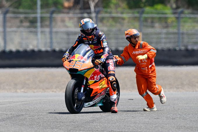 Collin Veijer kon op het asfalt liggende motor niet ontwijken! Top job van team en toch nog WK-punten!
