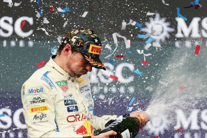 Max Verstappen ondanks podium in Austin gefrustreerd: "Misschien moeten we maar in gebarentaal gaan communiceren"