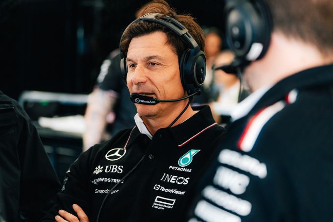 Toto Wolff spreekt van ‘een van mijn slechtste ervaringen’ na uitvalbeurt van George Russell