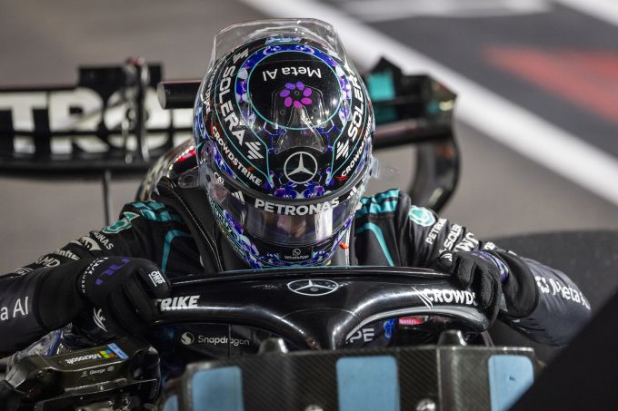 George Russell baalt na crash tijdens sprintrace in Singapore: "Een heel domme fout"