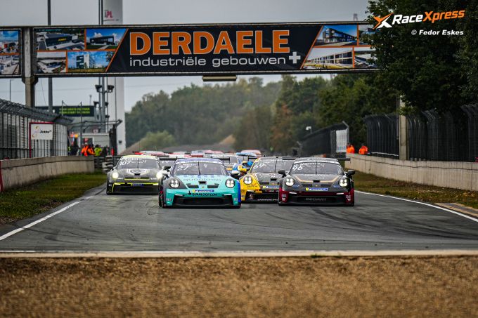 FOTO'S - Milan Marczak kroont zich met dubbelzege tot kampioen en krijgt uitnodiging voor internationale Porsche-selectie