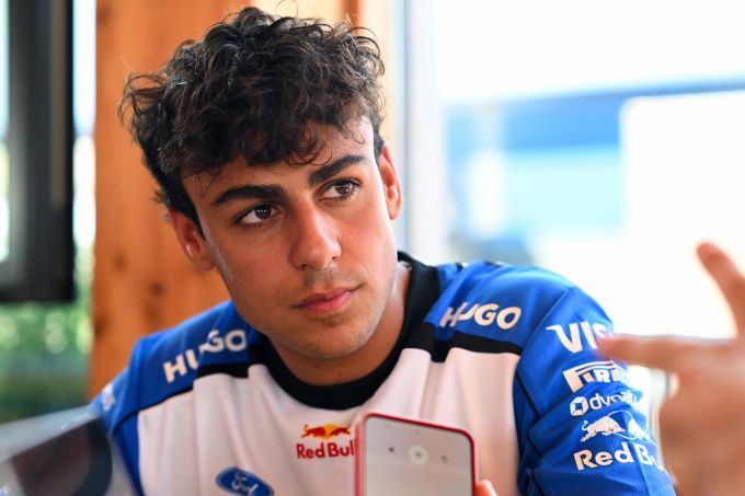Arvid Lindblad krijgt gridstraf voor GP van Bahrein in Maleisië en start achteraan
