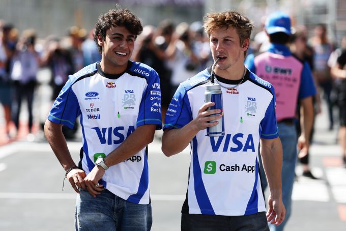 Opvallende teamstrategie bij Racing Bulls: Liam Lawson blijft binnen om Arvid Lindblad te helpen