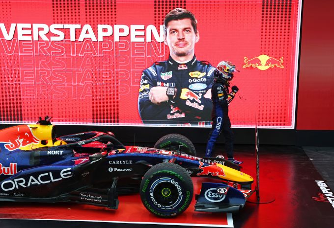 HIGH-LIGHTS F1 Sprint: Slechte start Verstappen, crash Russell en McLaren teamgenoten rijden elkaar uit de race