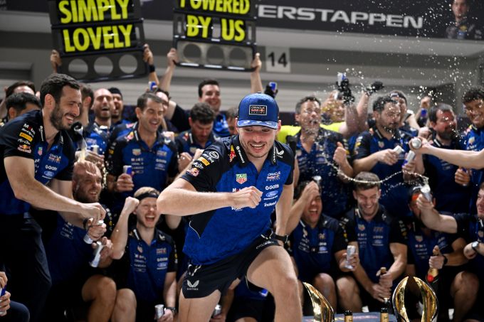 FOTO'S Simply LOVELY! Zo werd de overwinning van Max Verstappen gevierd met een Champagne-gevecht