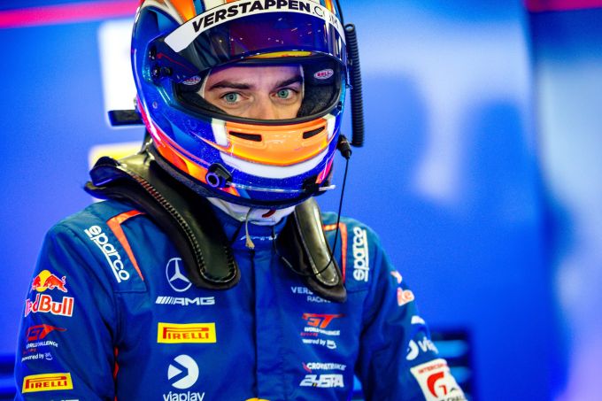 Max Verstappen neemt het op voor teamgenoot Chris Lulham na online haat: "Geen plek voor dit soort misbruik in onze sport"