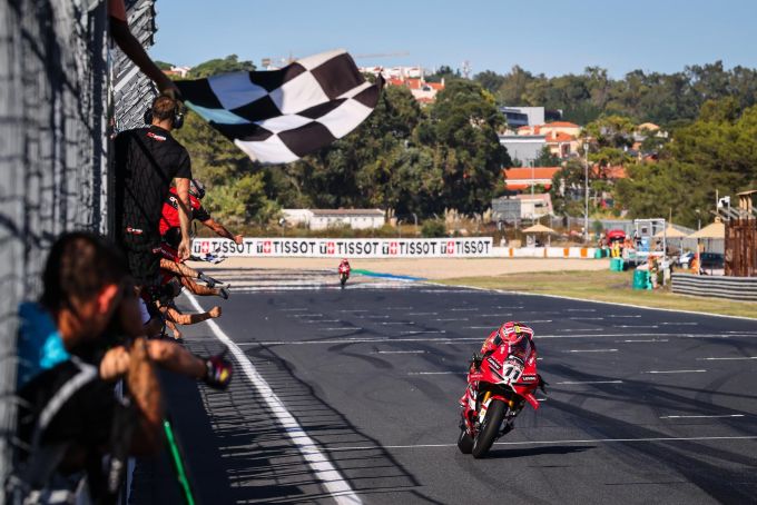 WorldSBK: Dominante Nicolo Bulega keert terug op de hoogste trede van het podium in Estoril